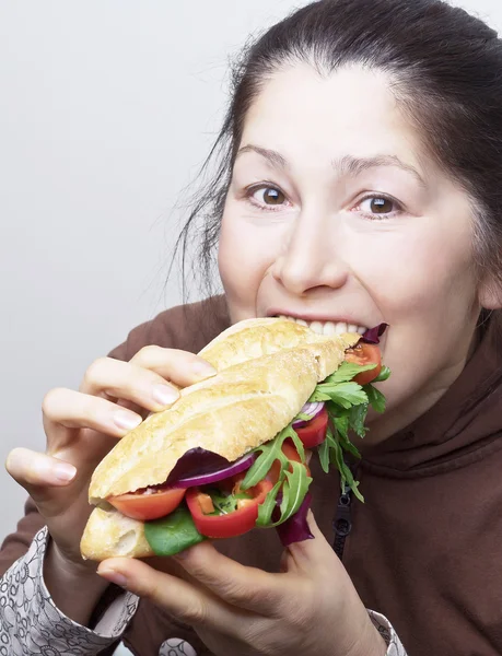 Bir sandviç kadınla. — Stok fotoğraf