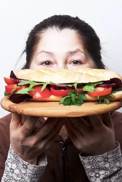 Femme avec un sandwich . — Photo