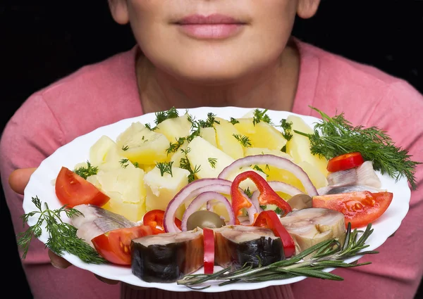 Mujer chef ofrece un plato de caballa ahumada —  Fotos de Stock