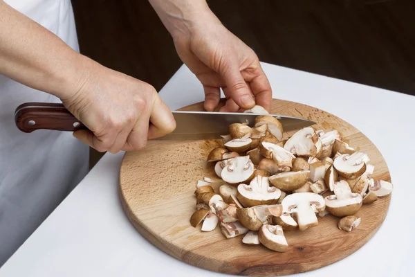 Cutting the  mushrooms — Stock Photo, Image