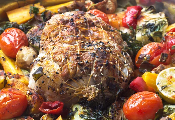 Roulade mit Fleisch mit Gemüse und Gewürzen. — Stockfoto