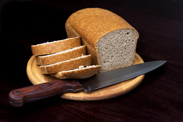 Pan rebanado sobre fondo negro —  Fotos de Stock