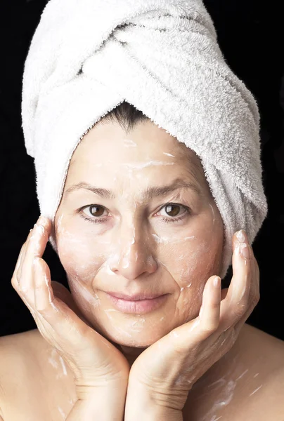 Vrouw masker op haar gezicht. — Stockfoto