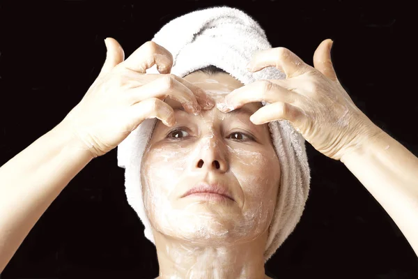 Frauenmaske auf dem Gesicht. — Stockfoto