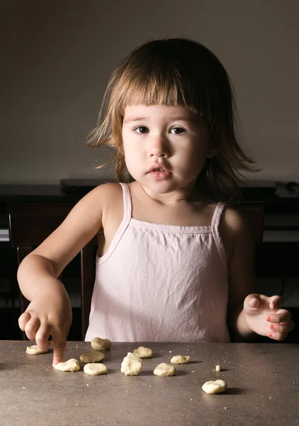 Meisje leert te maken deeg. — Stockfoto
