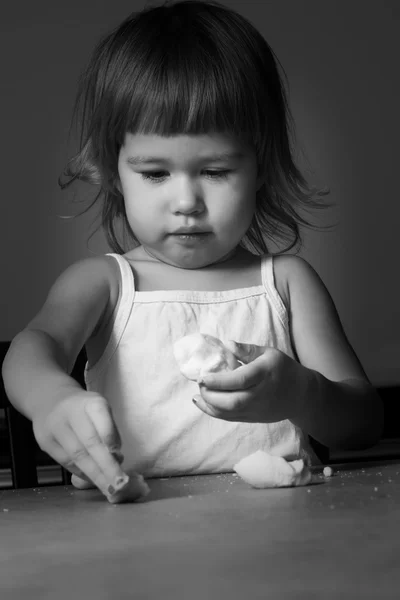 Little girl learns to make dough. — Stock Photo, Image