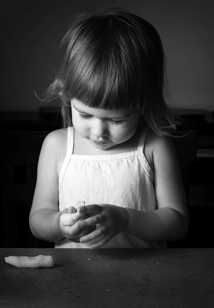 Маленькая девочка учится зарабатывать деньги . — стоковое фото