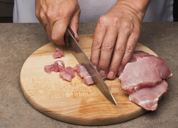 Mani di un uomo che prepara la carne — Foto Stock