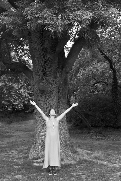 Donna vicino a un albero nel parco — Foto Stock