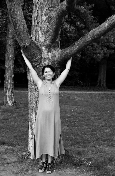 公園の木の近くの女性 — ストック写真