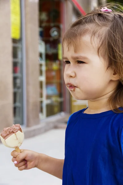 Klein meisje dat ijs eet — Stockfoto