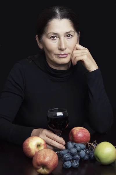 Donna con frutta — Foto Stock