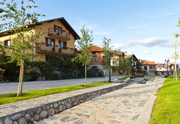 Вид на улицу и каменная мощеная дорога, Банско, Болгария — стоковое фото