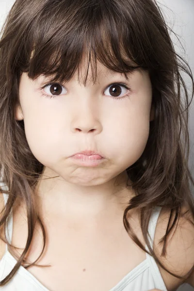 Портрет емоційної маленької дівчинки — стокове фото