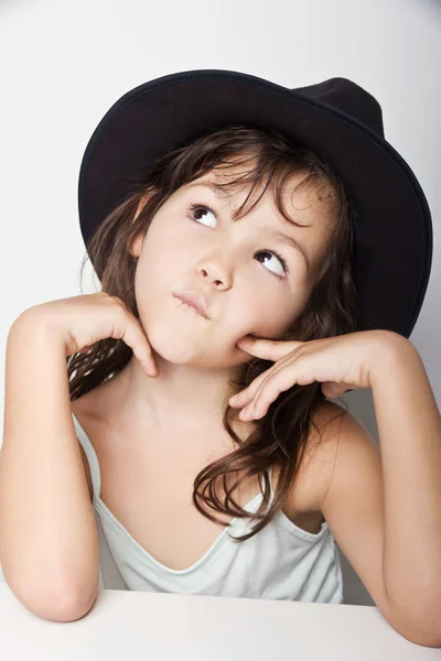 Adorable niña en el retrato de primer plano sombrero —  Fotos de Stock