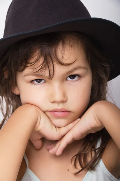 Schattig klein meisje in de hoed close-up portret — Stockfoto