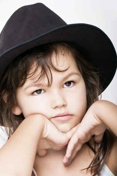 Schattig klein meisje in de hoed close-up portret — Stockfoto