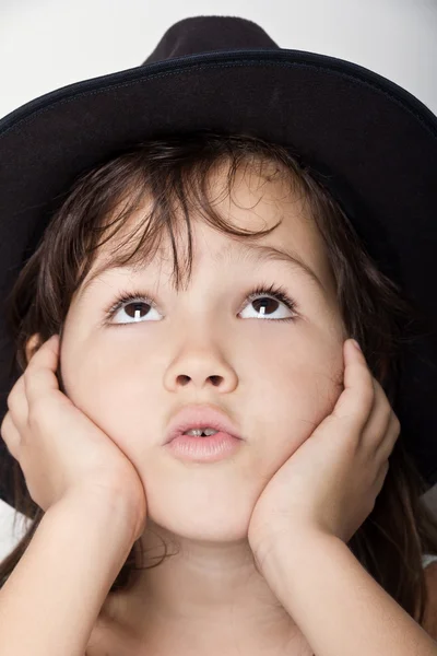 Entzückendes kleines Mädchen im Hut Nahaufnahme Porträt — Stockfoto