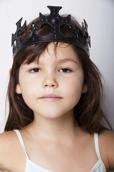 Porträt eines kleinen Mädchens mit schwarzer Krone — Stockfoto
