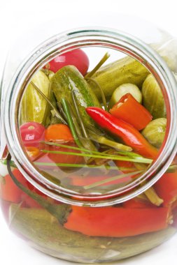 Cam kavanozda salatalık turşusu