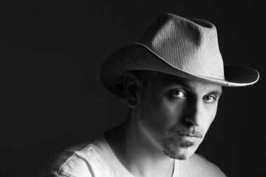 Kovboy şapkası yüzünü yorgun bir ifade erkekte