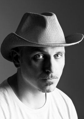 Kovboy şapkası yüzünü yorgun bir ifade erkekte