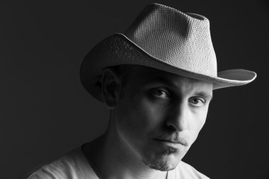 Kovboy şapkası yüzünü yorgun bir ifade erkekte