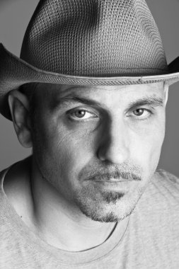 Kovboy şapkası yüzünü yorgun bir ifade erkekte