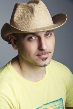 Kovboy şapkası yüzünü yorgun bir ifade erkekte