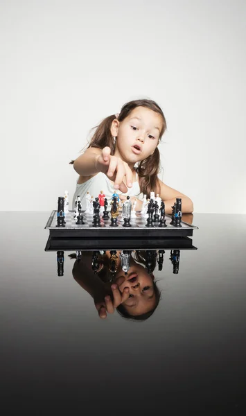 Niña jugando ajedrez Imagen de archivo