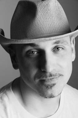 Kovboy şapkası yüzünü yorgun bir ifade erkekte