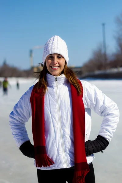 Winter portret van een jonge, aantrekkelijke vrouw — Stockfoto