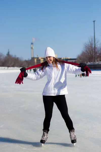 Jovem mulher patinação no gelo durante o inverno — Fotografia de Stock