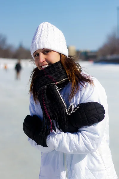 Jonge vrouw wordt koud vanwege de winterweer — Stockfoto