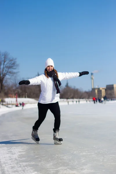 Mujer joven patinaje sobre hielo durante el invierno — Foto de Stock