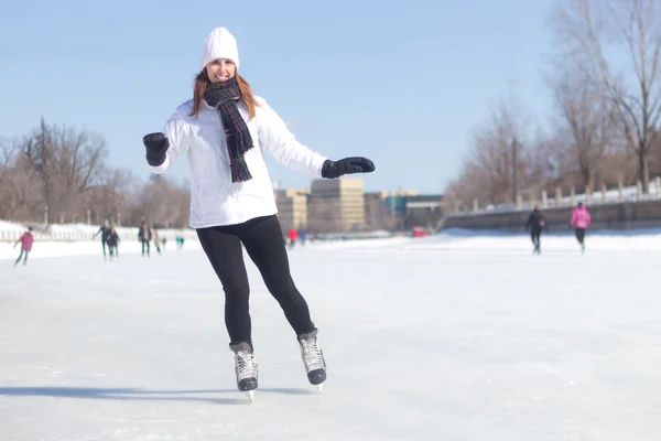 Attrayant jeune femme patinage sur glace pendant l'hiver — Photo