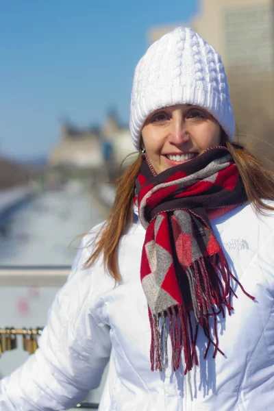 Portret van een mooie vrouw op het ottawa rideau kanaal — Stockfoto