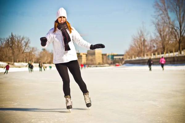 Jolie jeune femme patinage sur glace en hiver - filtre rétro — Photo