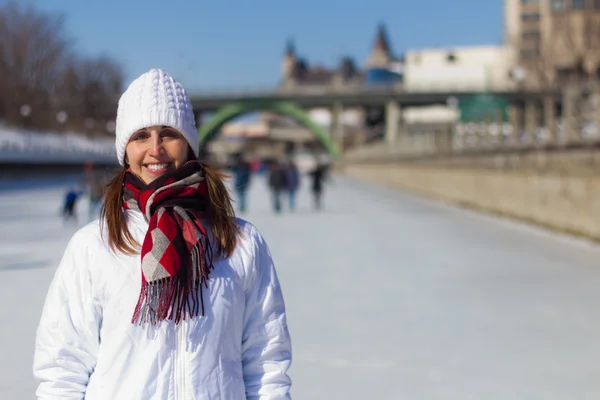 Attraktive Frau auf dem Skateway des Ottawa-Rideau-Kanals — Stockfoto