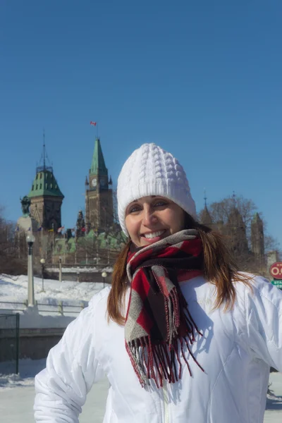 Portrait of a woman in front of the Canadian Parliament Hill in — Stock Photo, Image