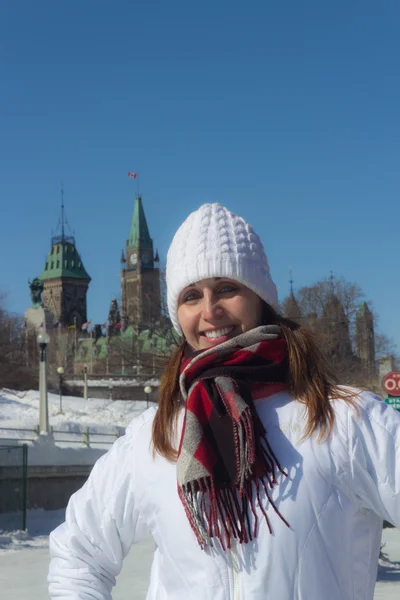 Ritratto di una donna davanti alla Collina del Parlamento Canadese — Foto Stock