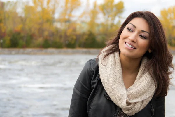 Smiling Latino woman posing outdoors during autumn — Stock Photo, Image