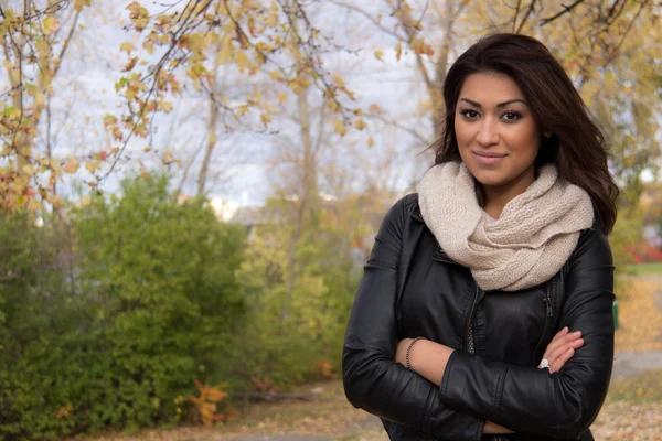 Aantrekkelijke Hispanic vrouw poseren met wapens Kruis buiten tijdens — Stockfoto