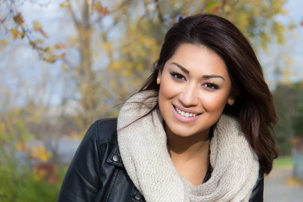 Latino woman outdoors during autumn — Stock Photo, Image