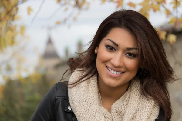 Gorgeous Latino woman outdoors during fall — Stock Photo, Image