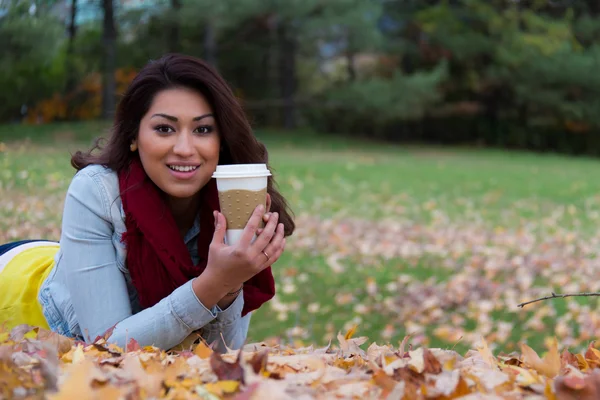 Spaanse vrouw genieten van een koffie in de buitenlucht in de herfst — Stockfoto