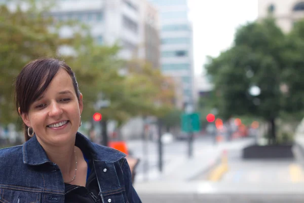 Frau schaut draußen in der Stadt von der Kamera weg — Stockfoto