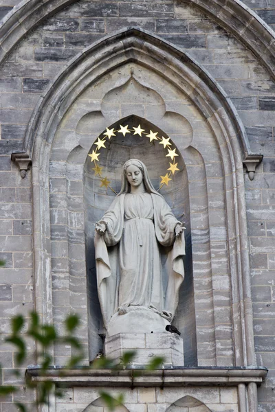 A Notre-Dame-bazilika Montrealban Szűz Mária szobra — Stock Fotó