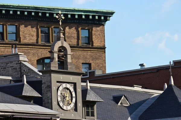 Telhados com vários estilos arquitetônicos em Montreal, Canadá — Fotografia de Stock