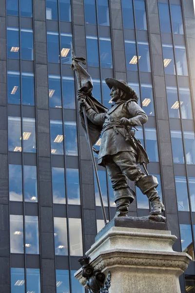 Statue von paul de chomedey mit modernem gebäude hintergrund in mo — Stockfoto